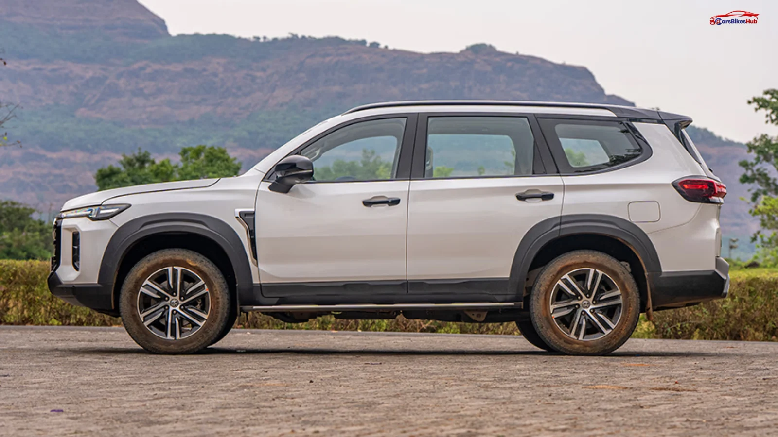 MG Majestor premium full-size SUV front profile with bold grille and LED DRLs