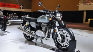 Honda CB500 501cc retro roadster displayed at an auto show